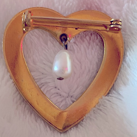 🩷VINTAGE OPEN RIBBED HEART BROOCH WITH TEARDROP FAUX PEARL - Picture 2 of 3